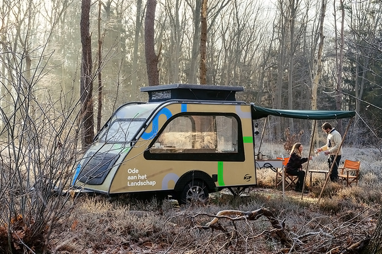 nomadic people，outdoors，vehicle，Touring car，