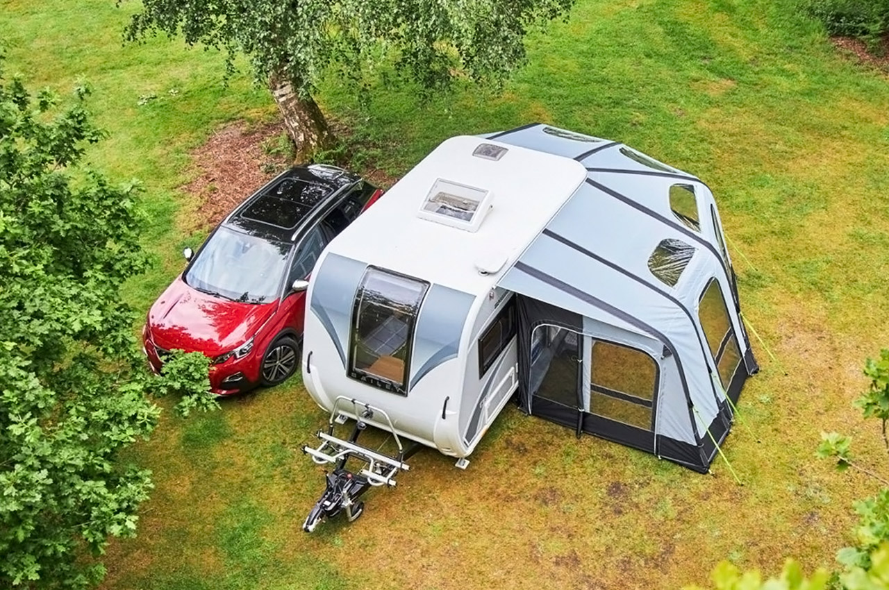 nomadic people，outdoors，vehicle，Touring car，