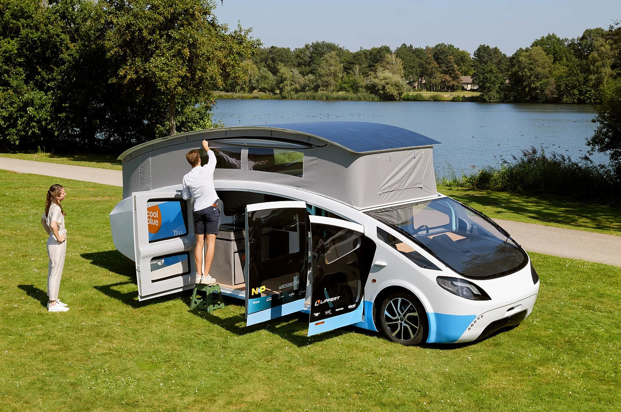 nomadic people，outdoors，vehicle，Touring car，