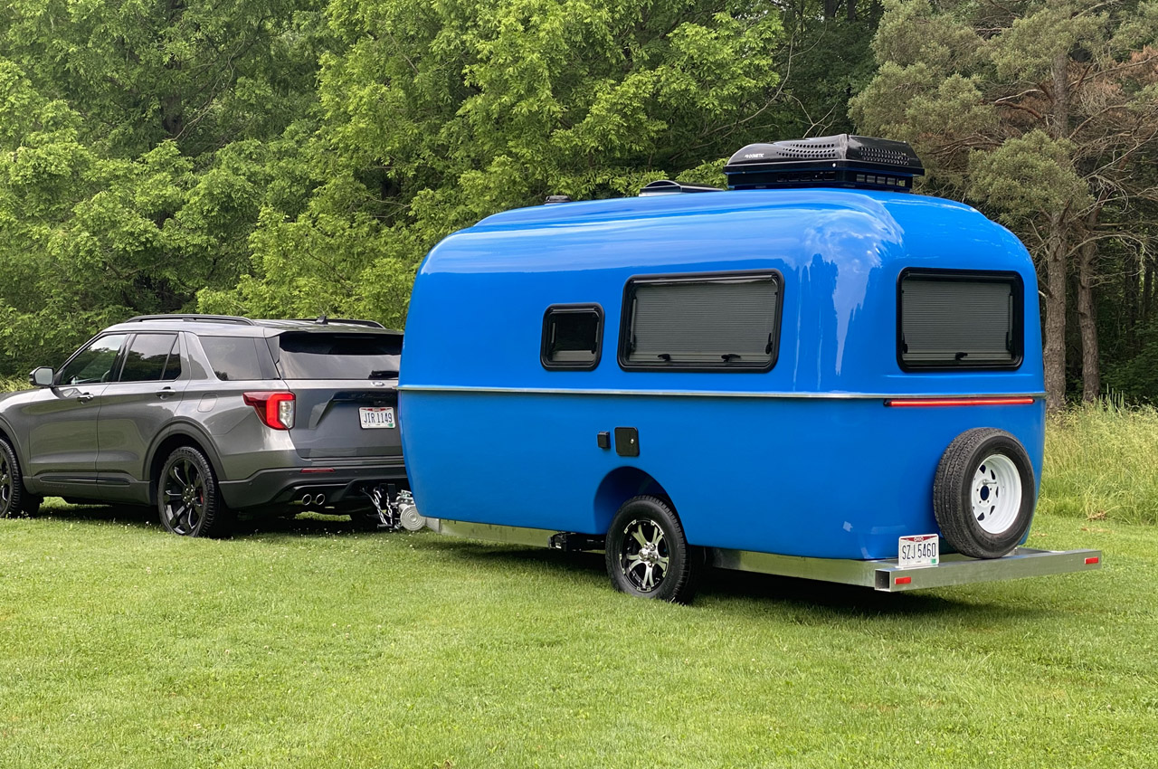 nomadic people，outdoors，vehicle，Touring car，