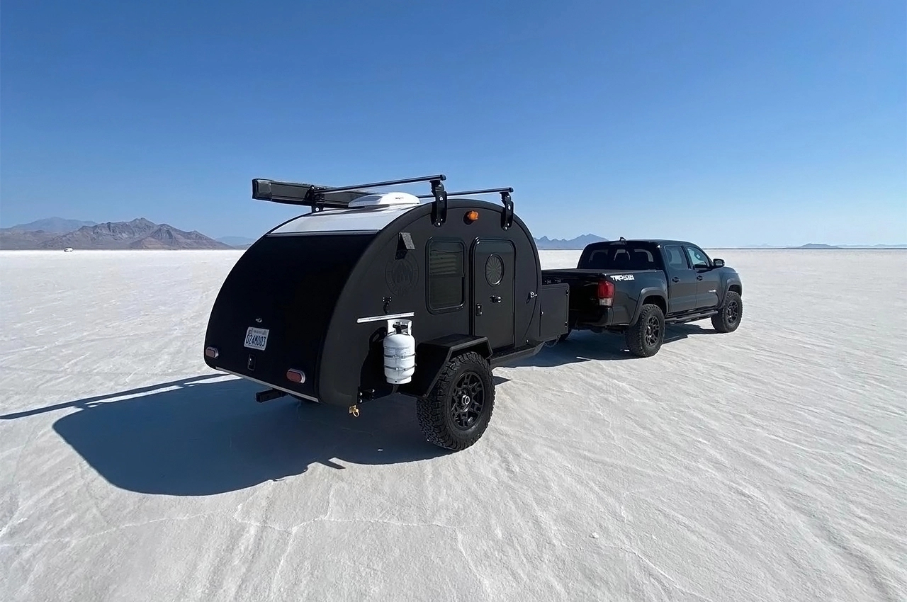 nomadic people，outdoors，vehicle，Touring car，