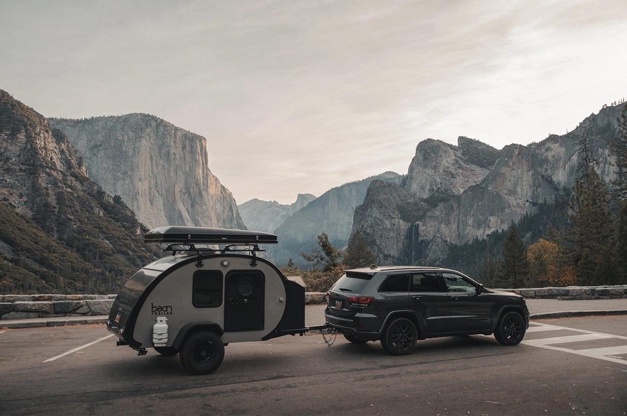 nomadic people，outdoors，vehicle，Touring car，