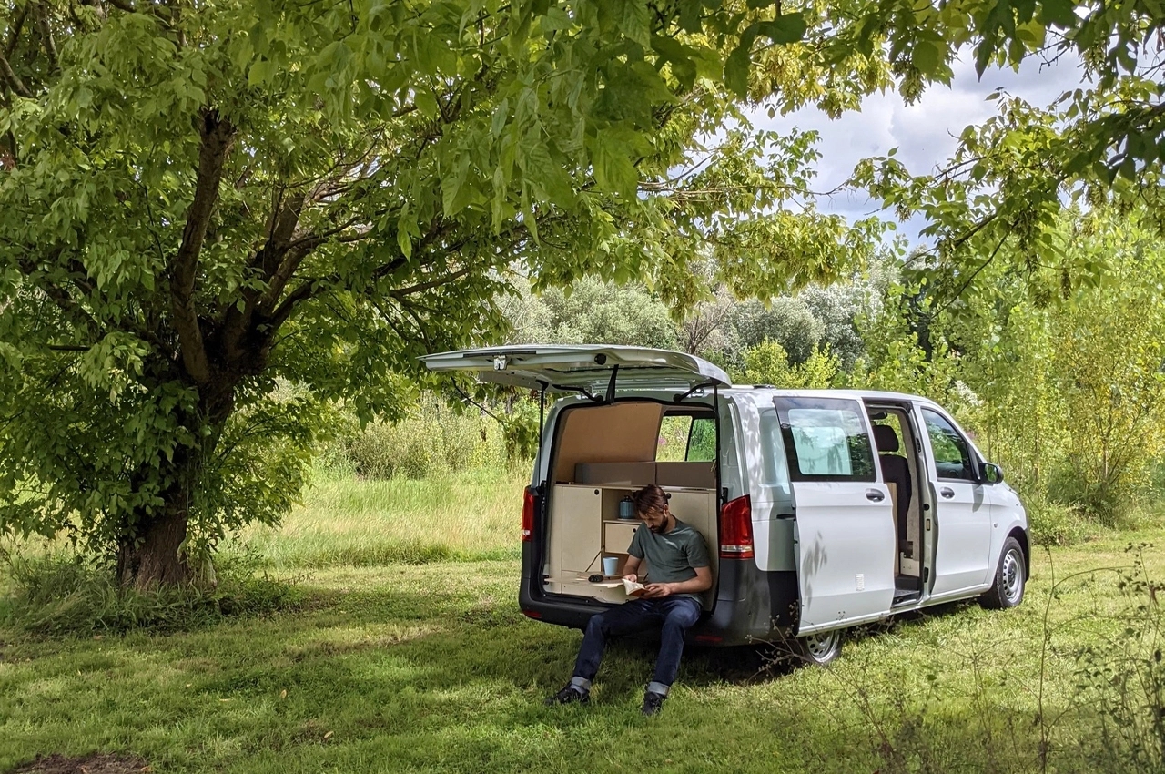 nomadic people，outdoors，vehicle，Touring car，