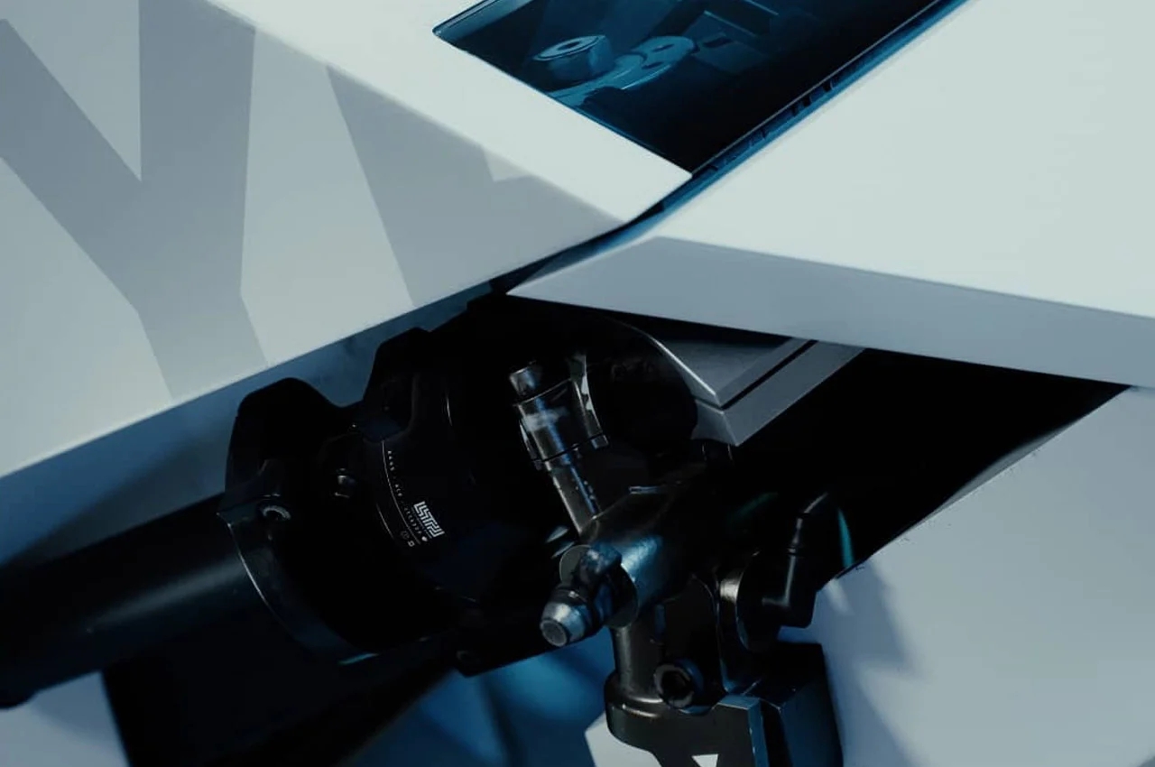 motorcycle，Cool，High center of gravity，black，white，