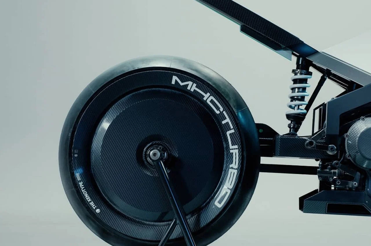 motorcycle，Cool，High center of gravity，black，white，