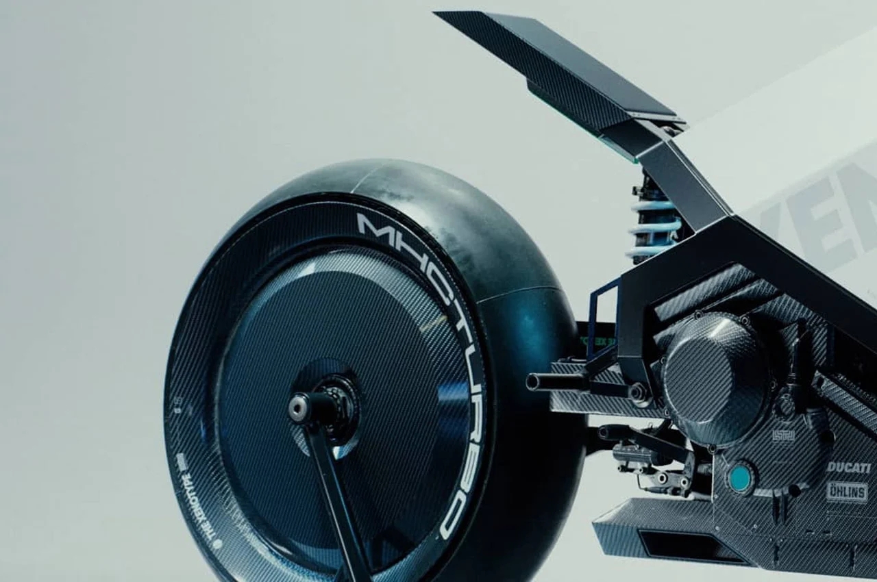 motorcycle，Cool，High center of gravity，black，white，