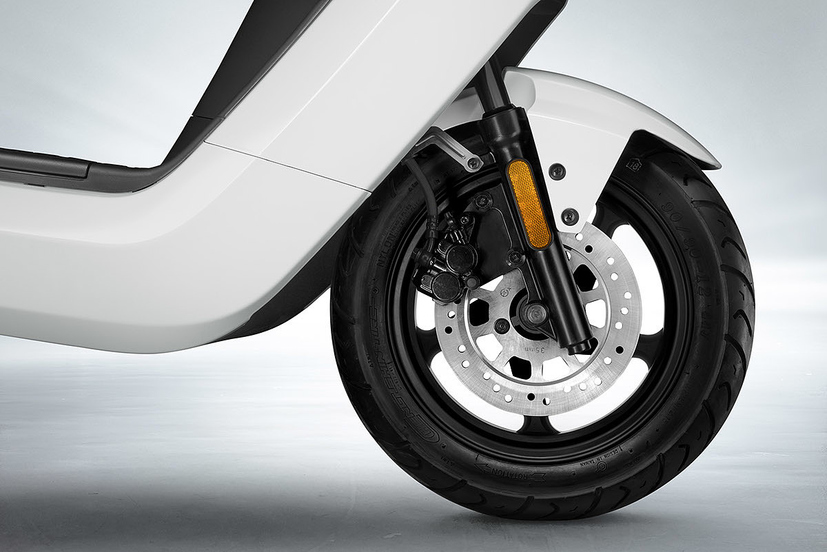 Intelligent electric scooter，Niu，n1，Calf，Panasonic，Bosch ，lithium battery，wheel，automative lighting，GPS anti-theft，