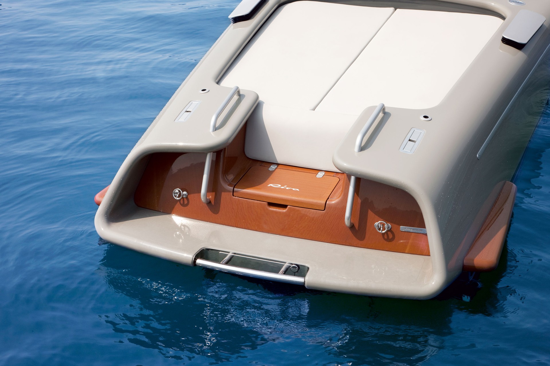 Aquariva，yacht，vehicle，industrial design，