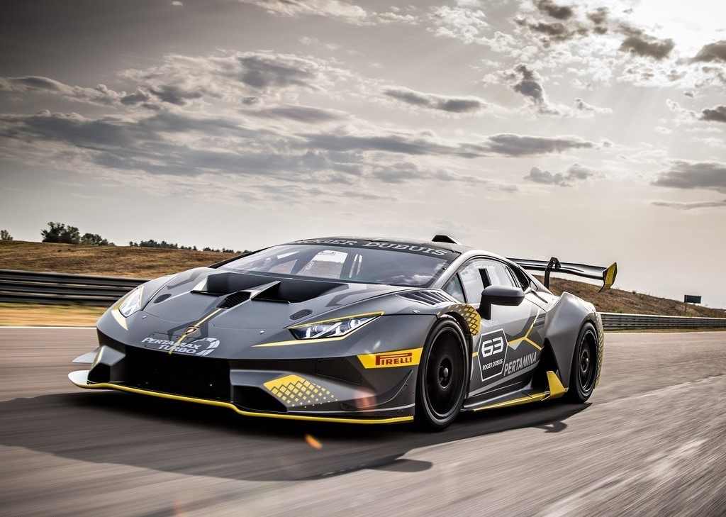 outdoors，Luxury car，automobile，two thousand and eighteen，Lamborghini，