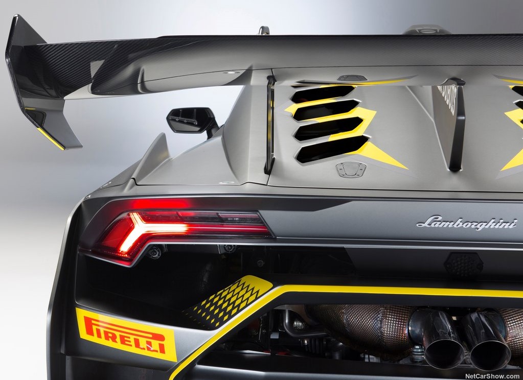 outdoors，Luxury car，automobile，two thousand and eighteen，Lamborghini，