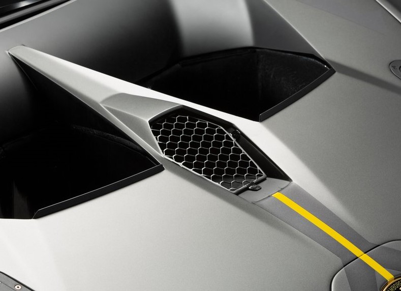 outdoors，Luxury car，automobile，two thousand and eighteen，Lamborghini，