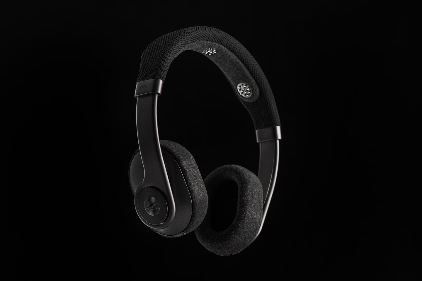 headset，over-ear ，Head wear，black，Metal，cloth，