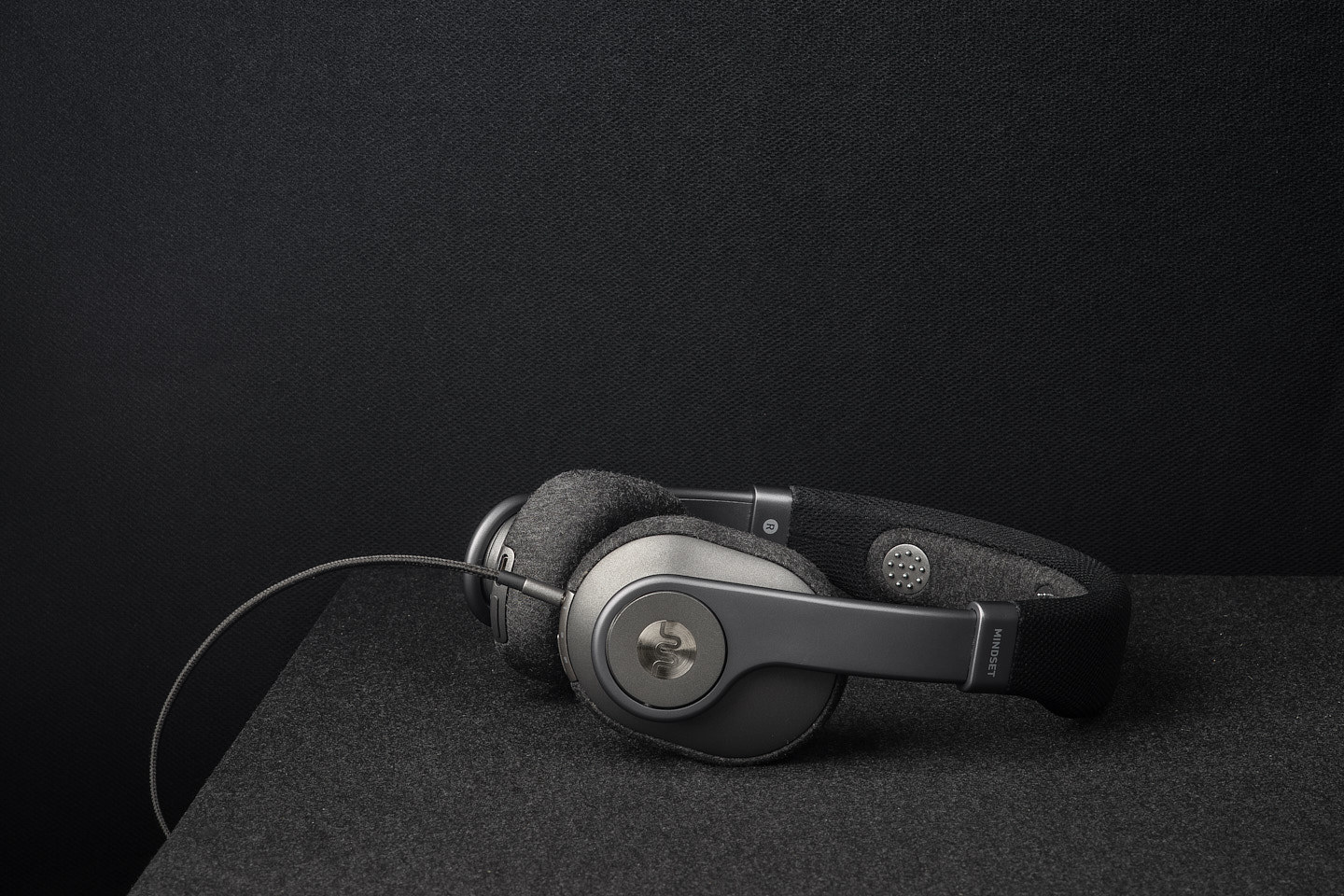 headset，over-ear ，Head wear，black，Metal，cloth，