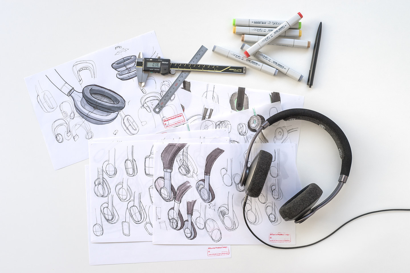 headset，over-ear ，Head wear，black，Metal，cloth，