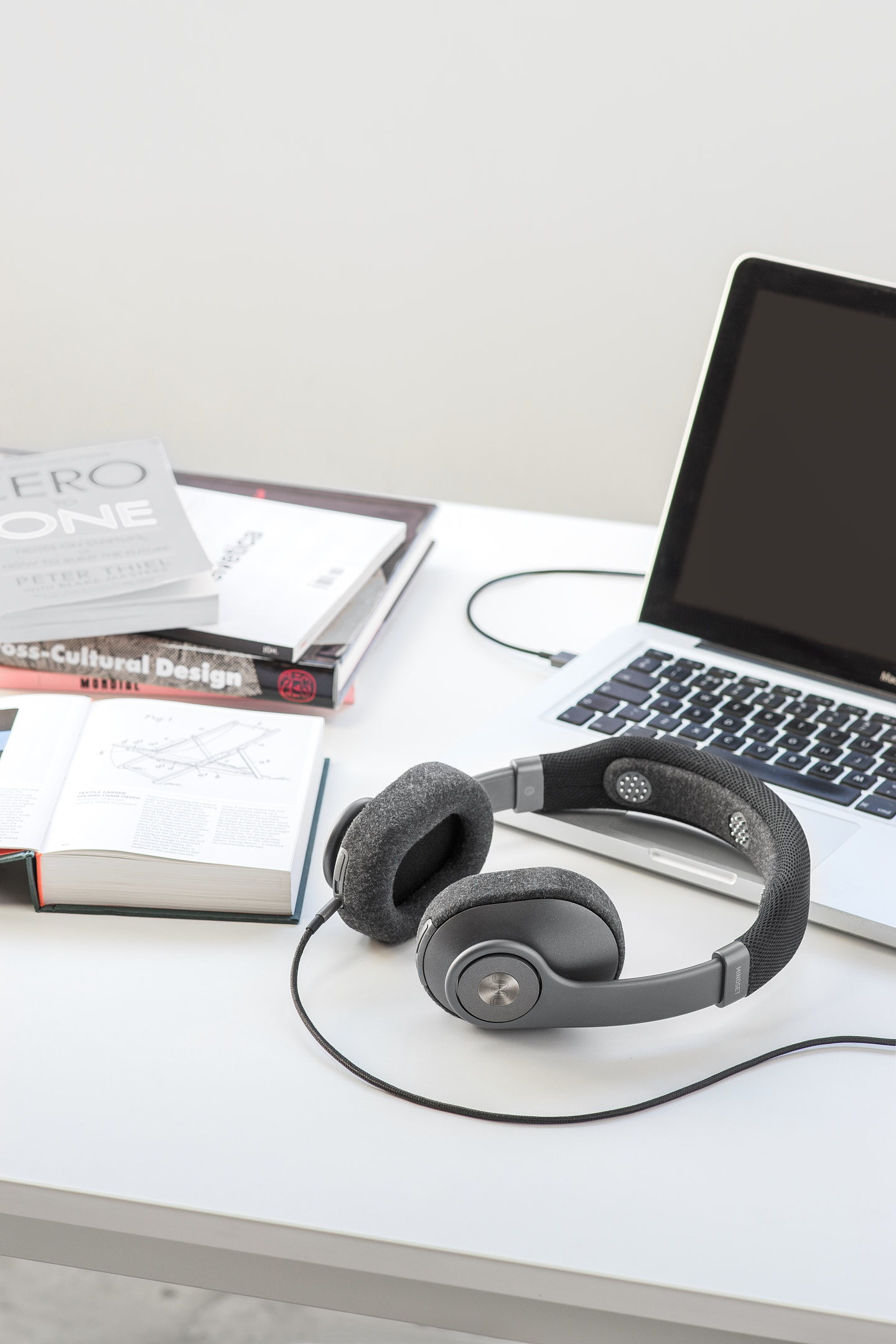 headset，over-ear ，Head wear，black，Metal，cloth，