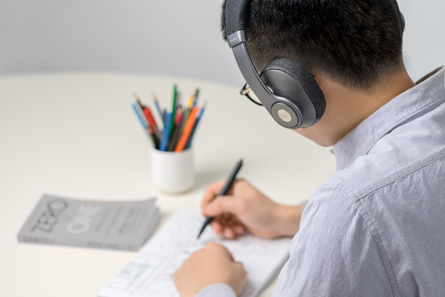 headset，over-ear ，Head wear，black，Metal，cloth，