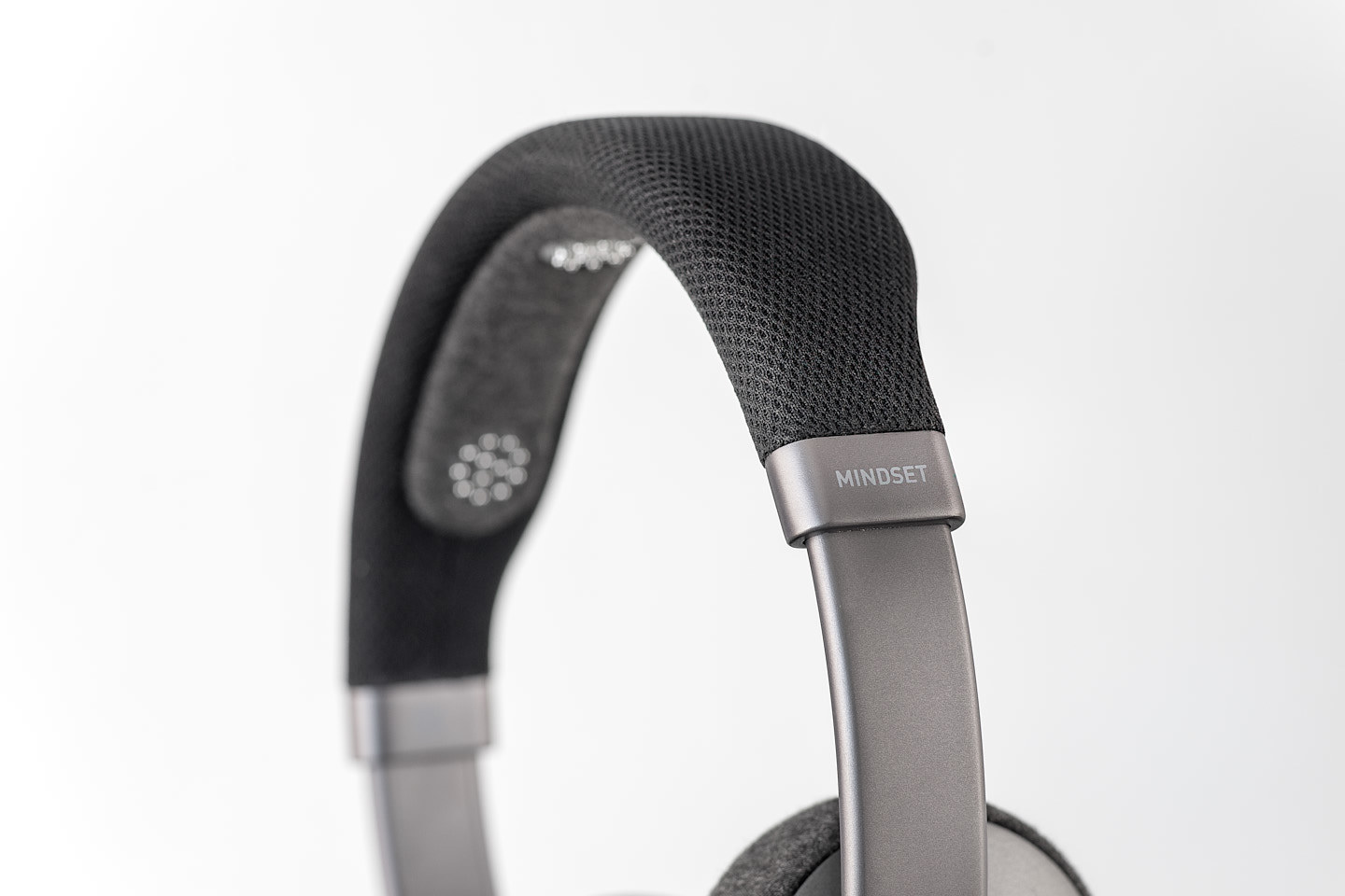 headset，over-ear ，Head wear，black，Metal，cloth，