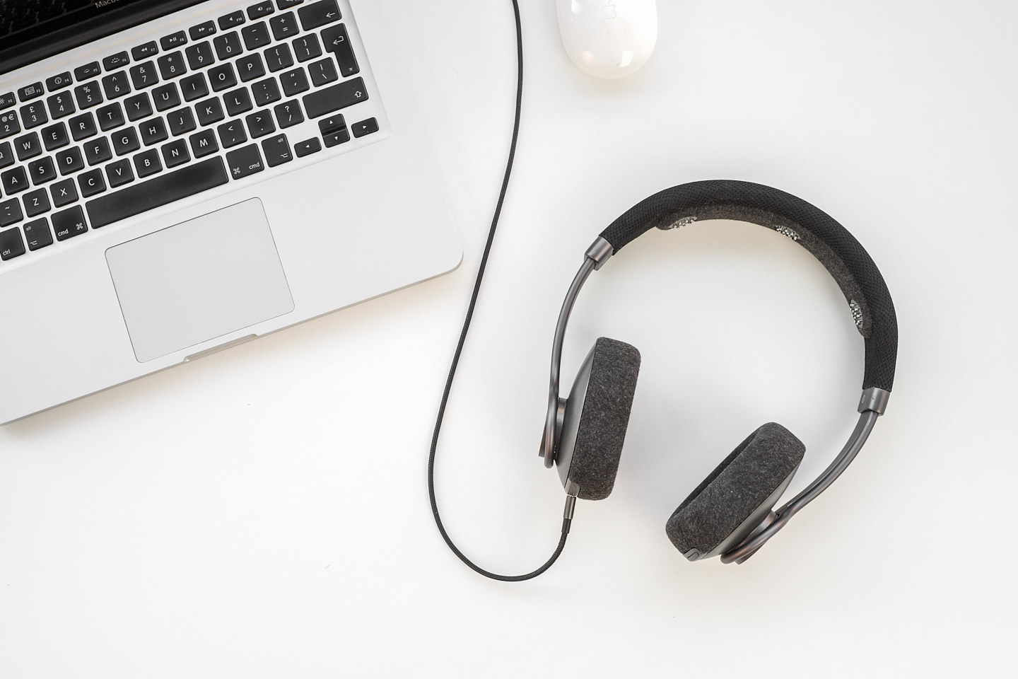 headset，over-ear ，Head wear，black，Metal，cloth，