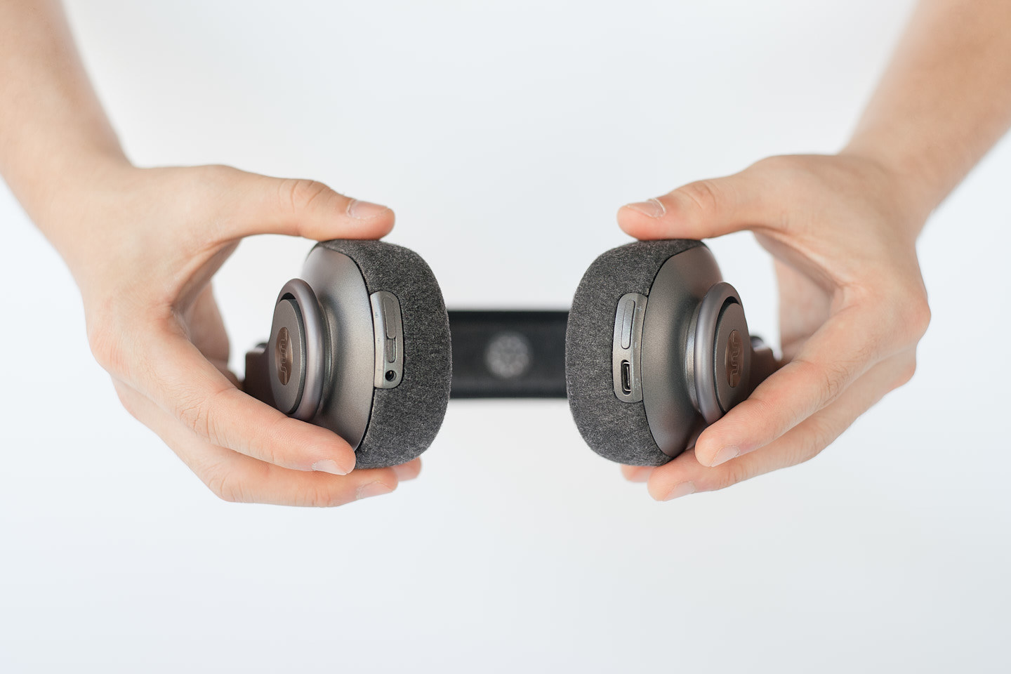 headset，over-ear ，Head wear，black，Metal，cloth，