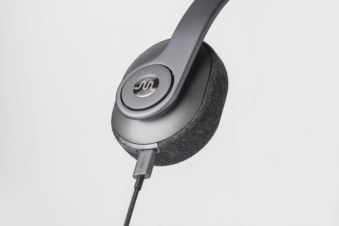 headset，over-ear ，Head wear，black，Metal，cloth，