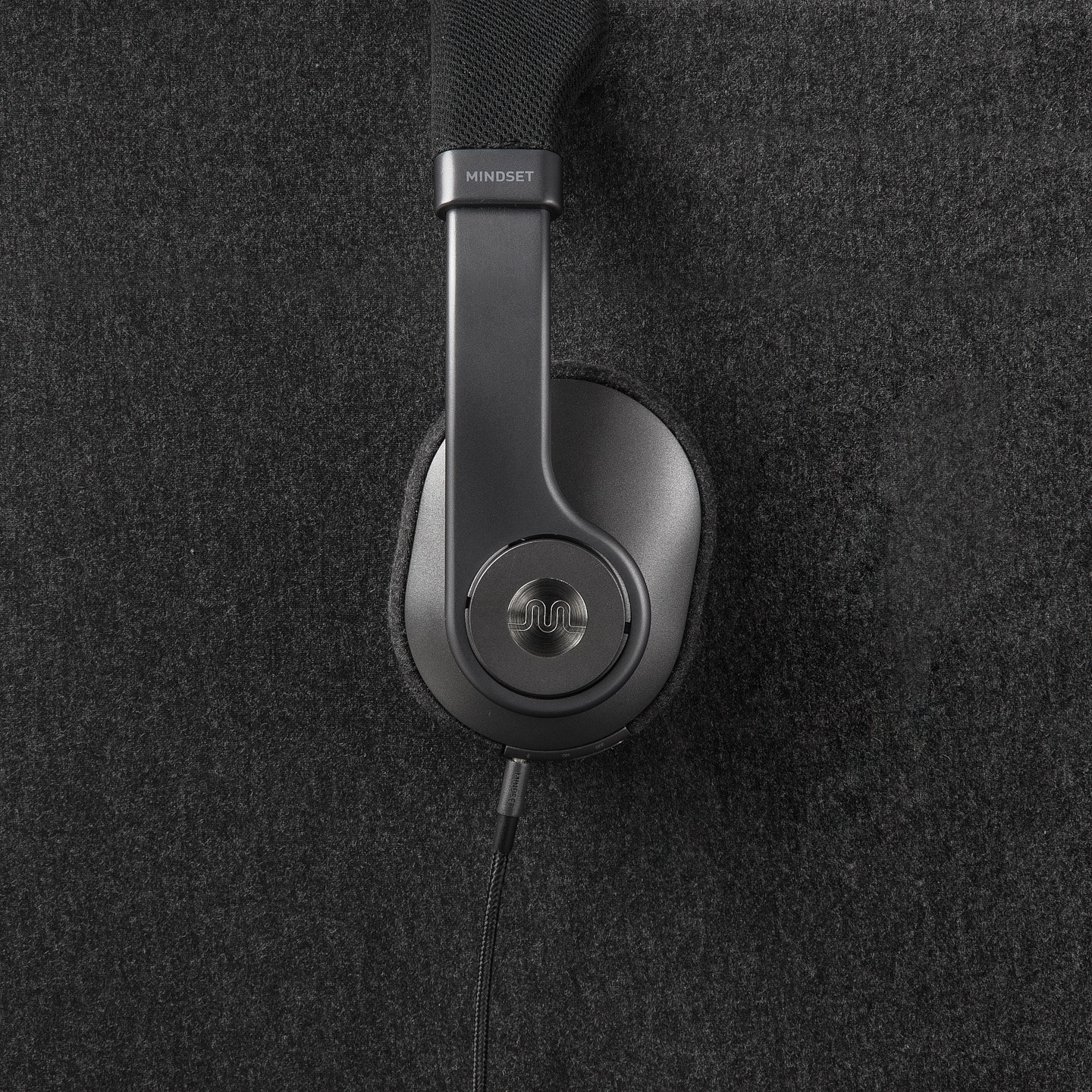 headset，over-ear ，Head wear，black，Metal，cloth，