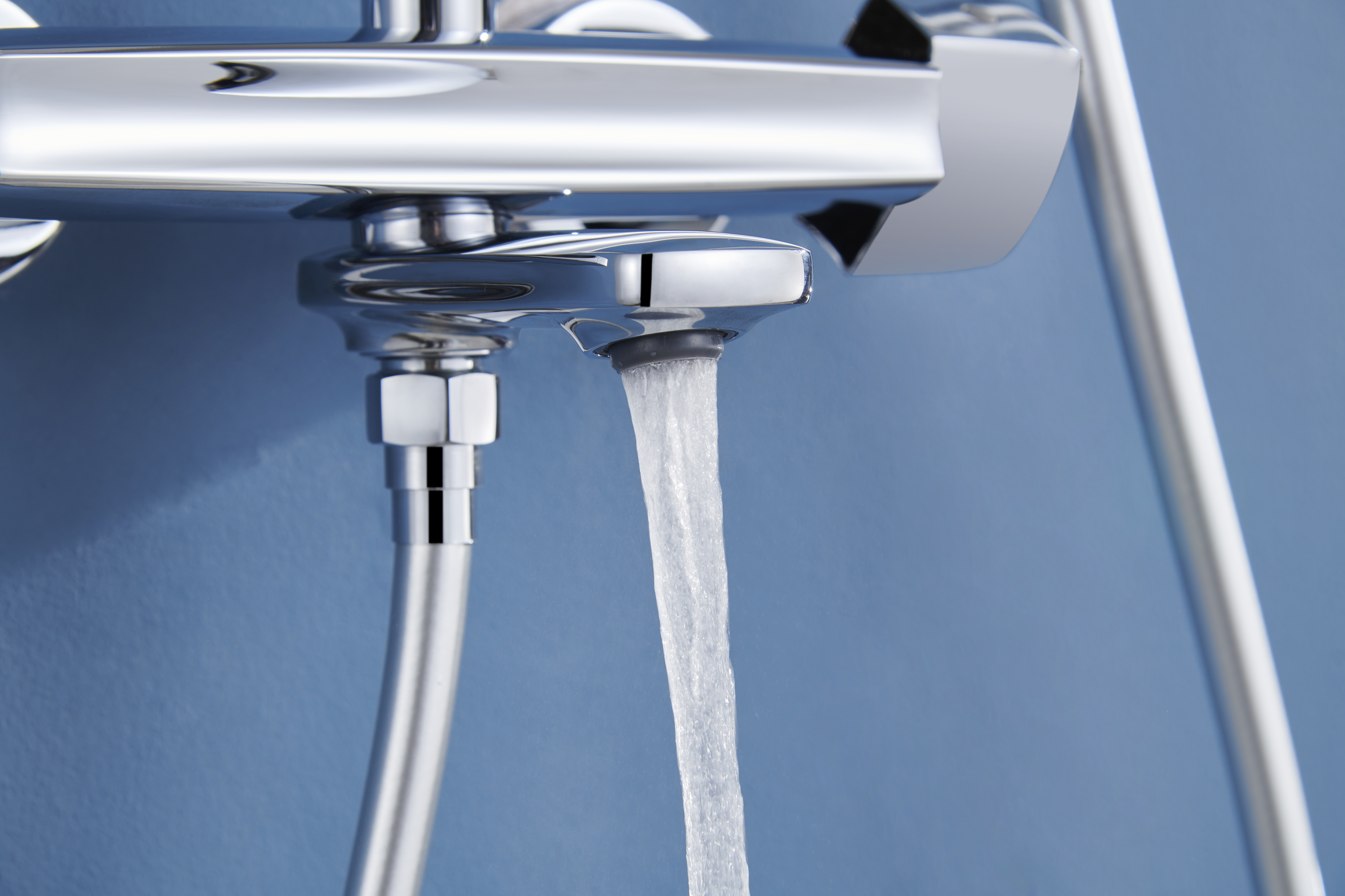 Lufthansa bathroom - constant temperature shower，