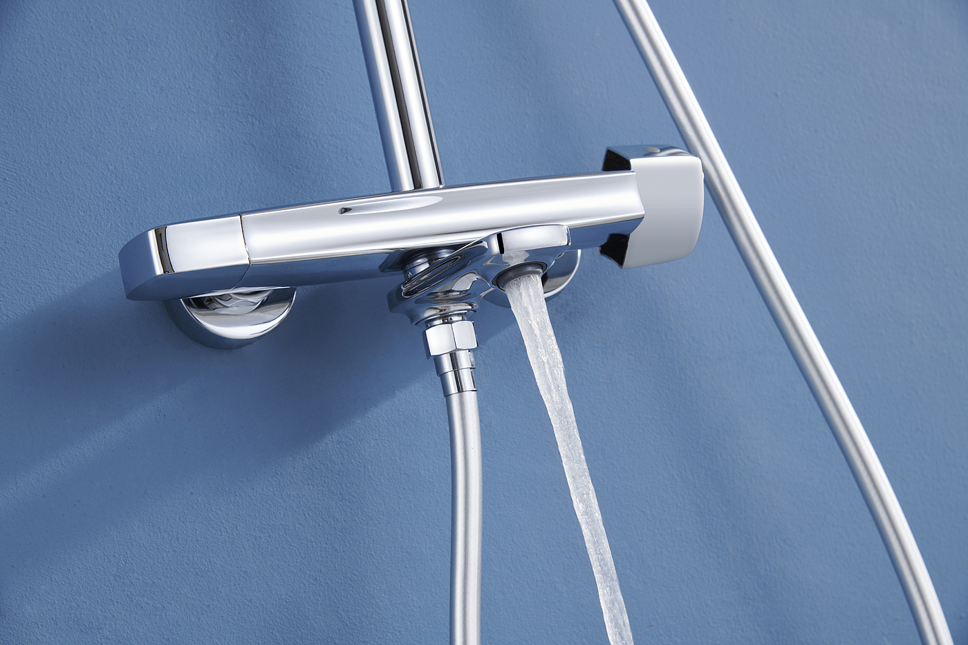 Lufthansa bathroom - constant temperature shower，