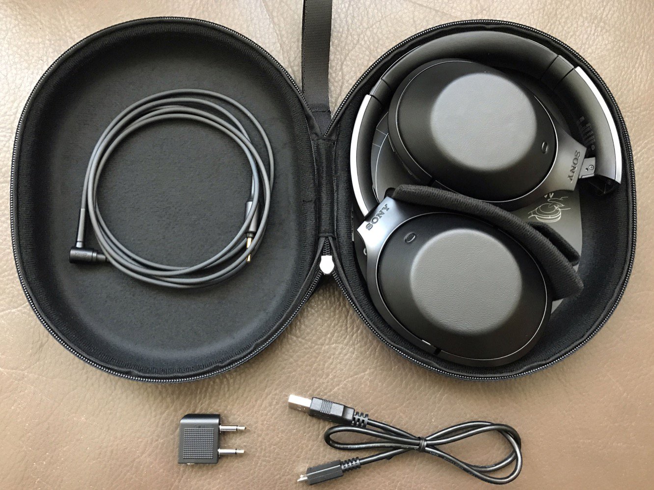 monochrome，Headwear，headset，Sony，