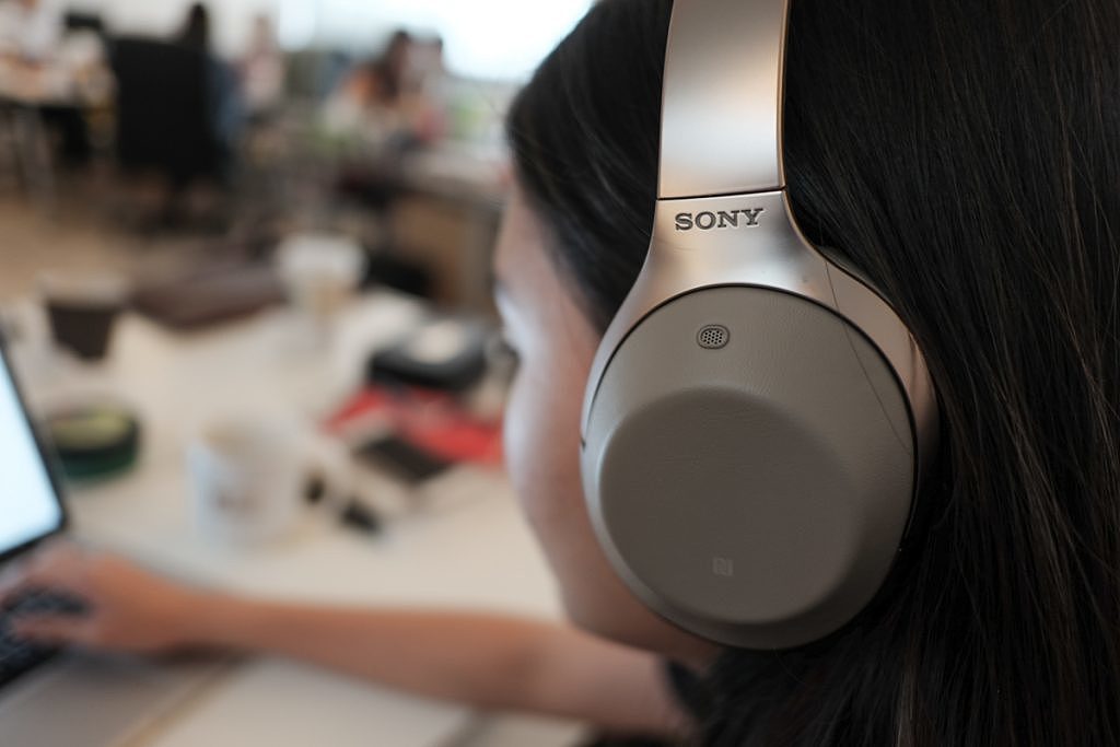 monochrome，Headwear，headset，Sony，