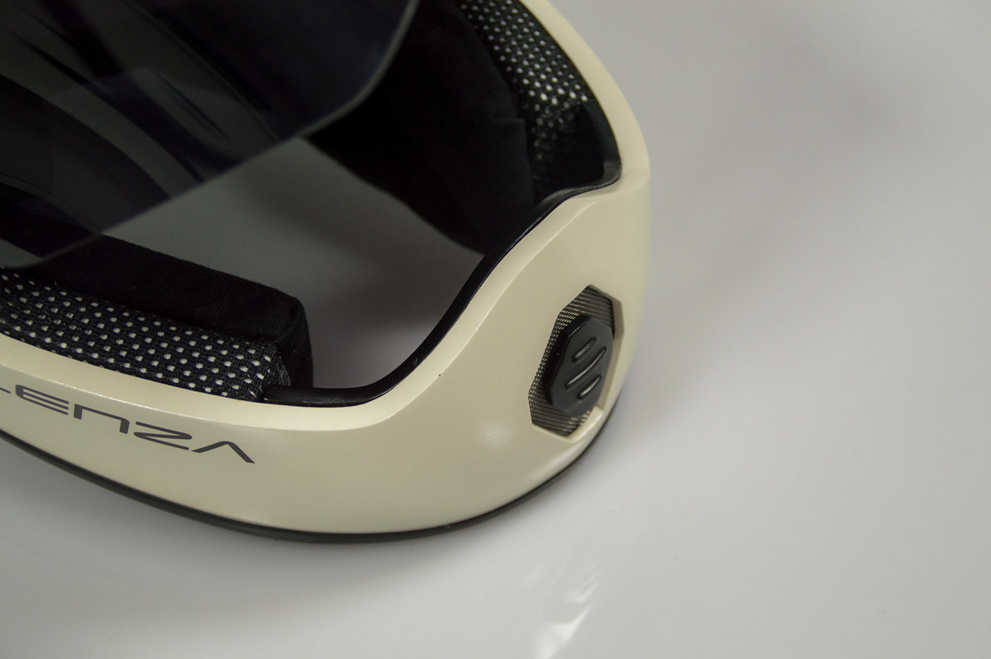 Louie Amphlett，LENZA ONE，Helmet design，motorcycle，Hearing impairment，Streamlined design，noise reduction，CFD (Computational Fluid Dynamics) test，