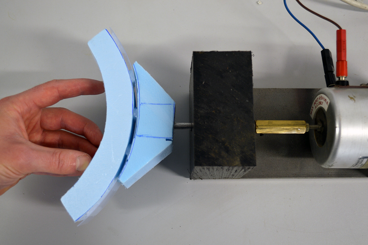 Louie Amphlett，LENZA ONE，Helmet design，motorcycle，Hearing impairment，Streamlined design，noise reduction，CFD (Computational Fluid Dynamics) test，