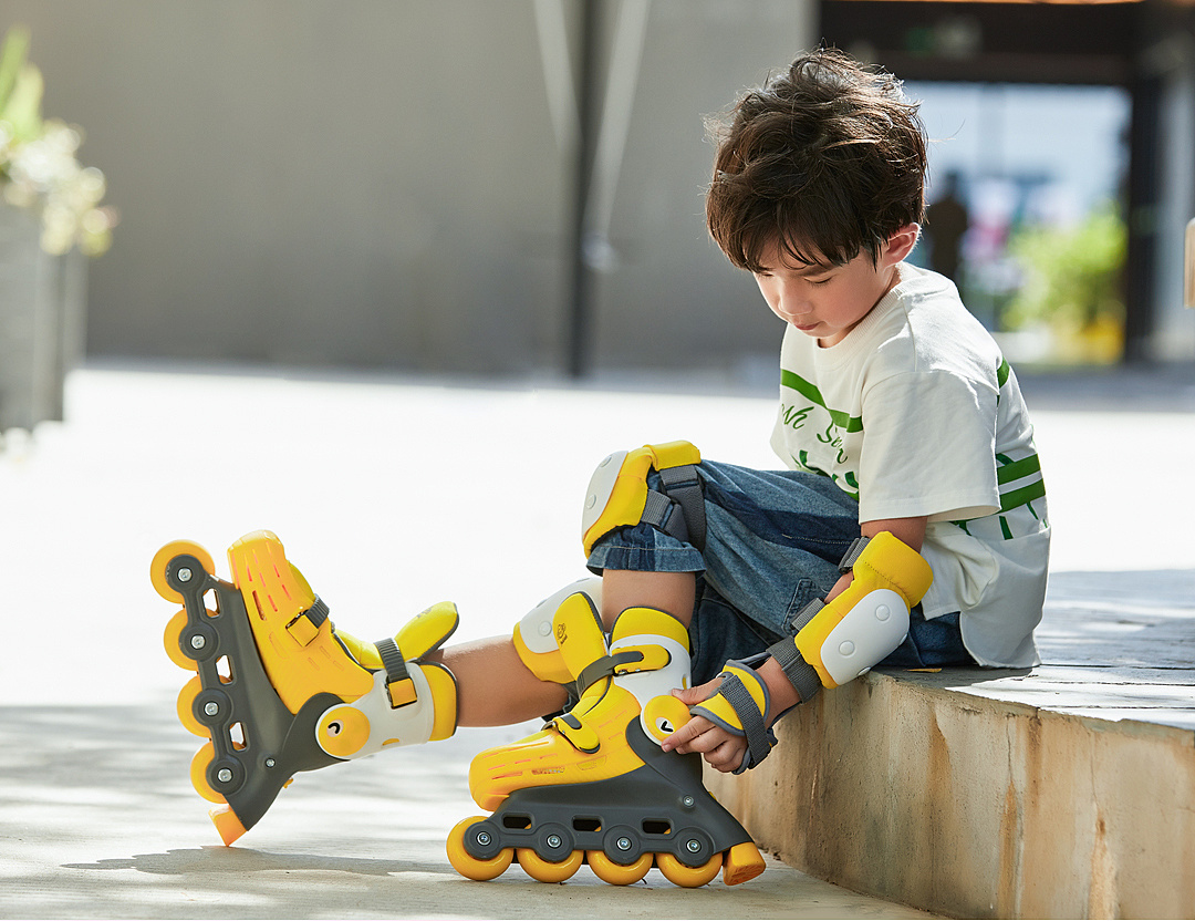 motion，healthy，children，the skating shoes，Roller skating shoes，