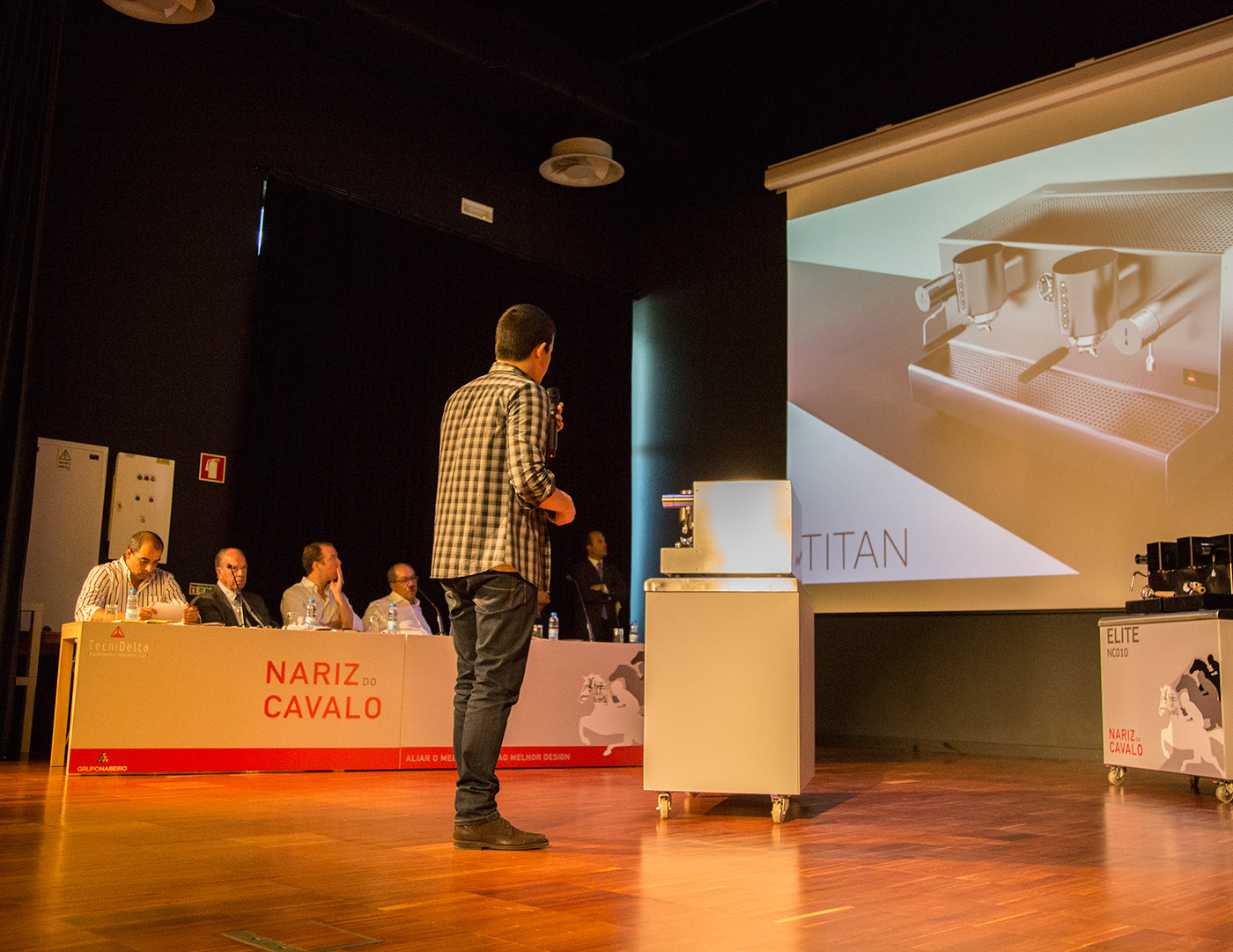 Coffee machine，Simple lines，Small space，sense of modernity，