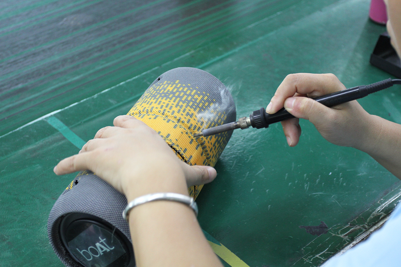 Young people in India，Portable loudspeaker，，boAt Stone 1200F，product design，cmf，duality，fashion，