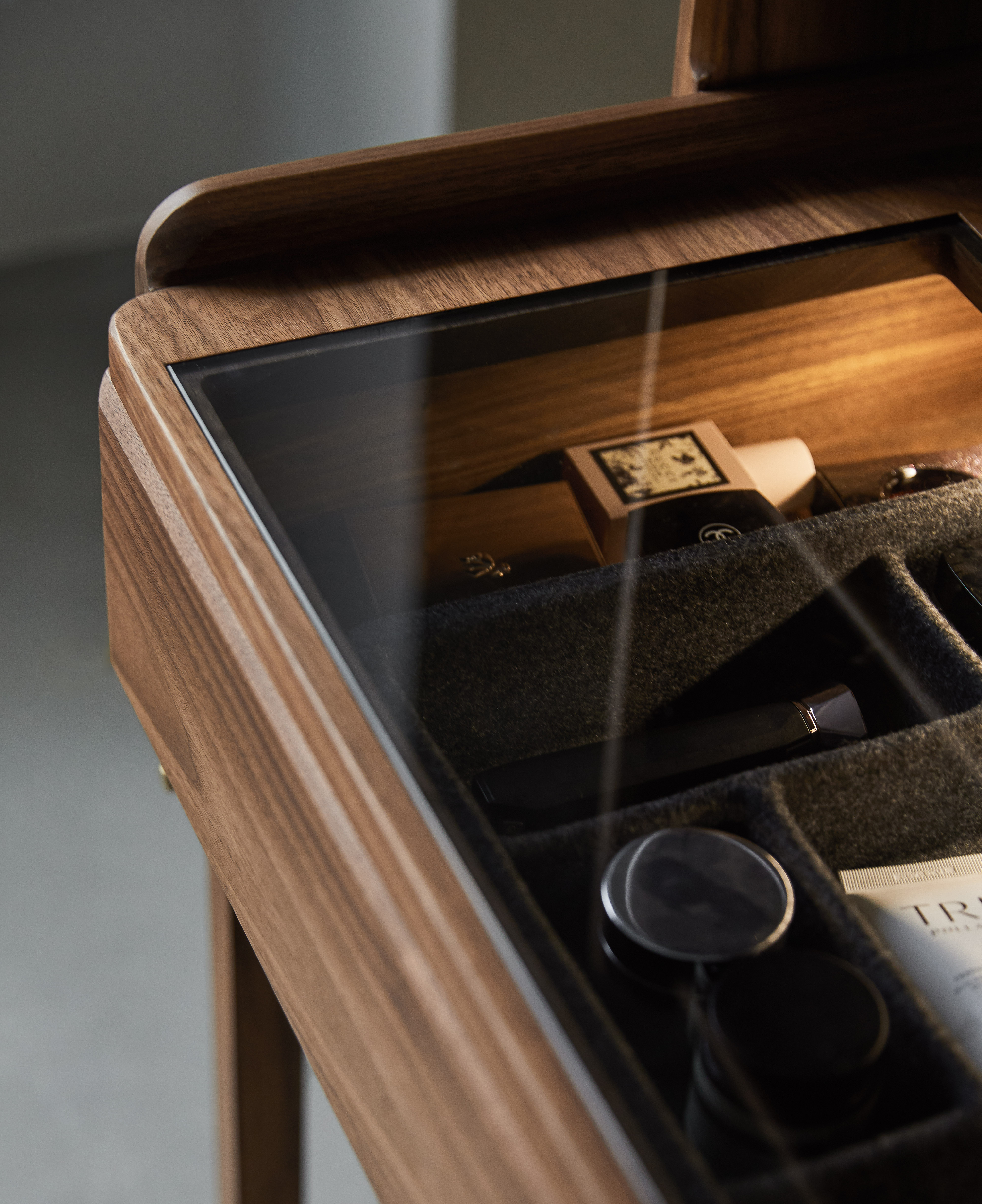 Furniture designer Ren Mengying，