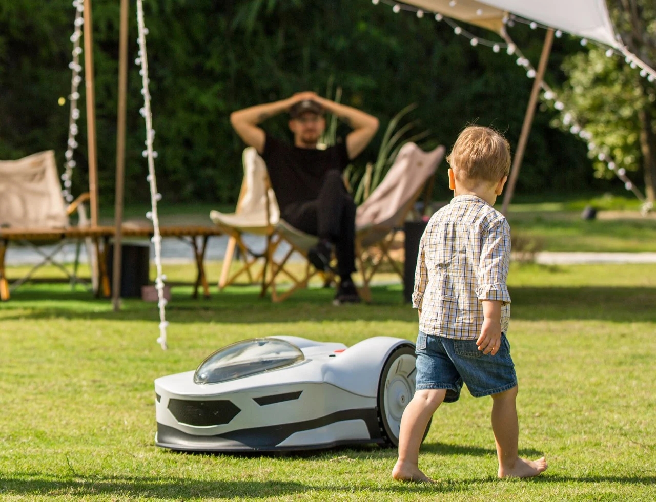 lawn mower，Car shape，Autonomous operation，intelligence，