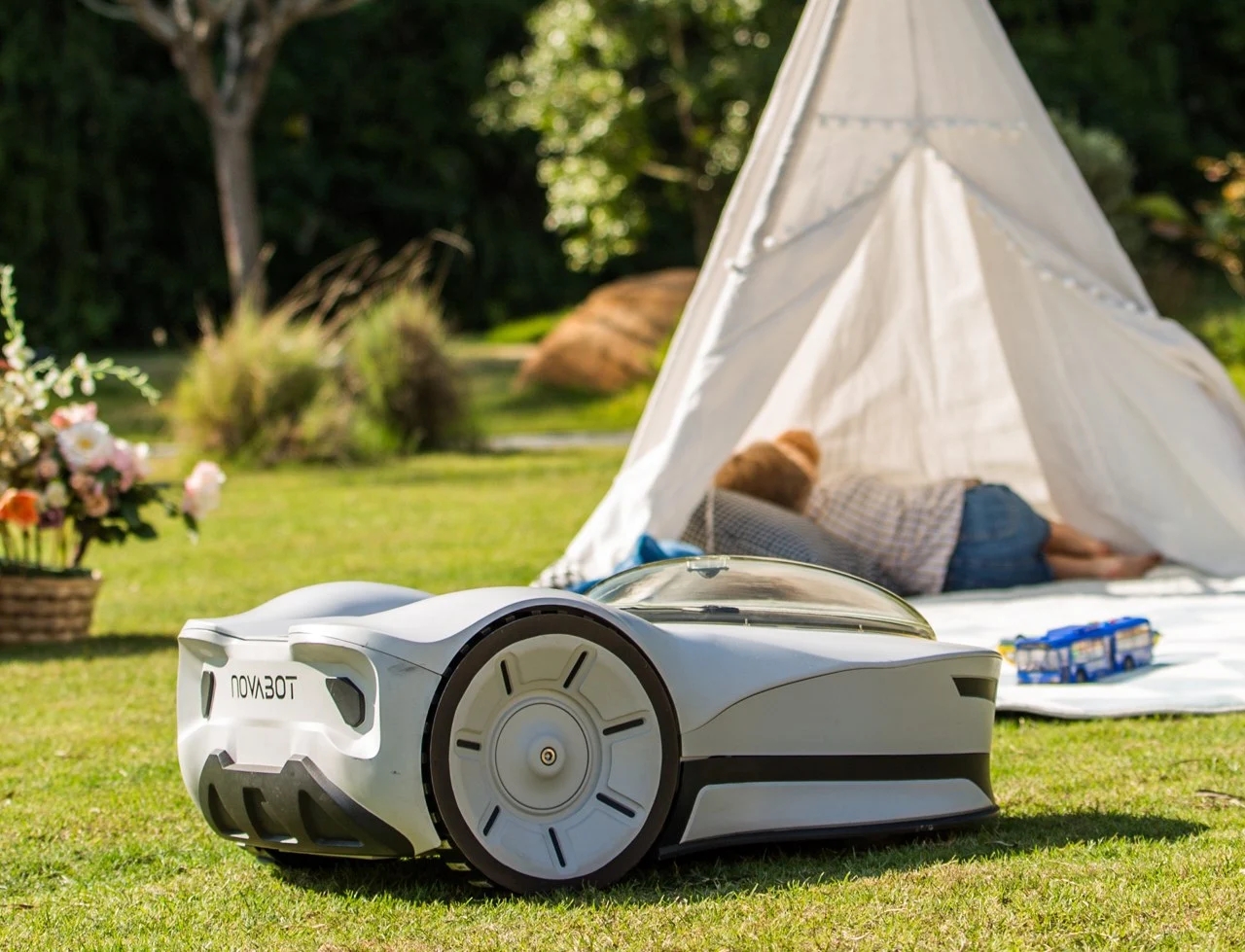 lawn mower，Car shape，Autonomous operation，intelligence，