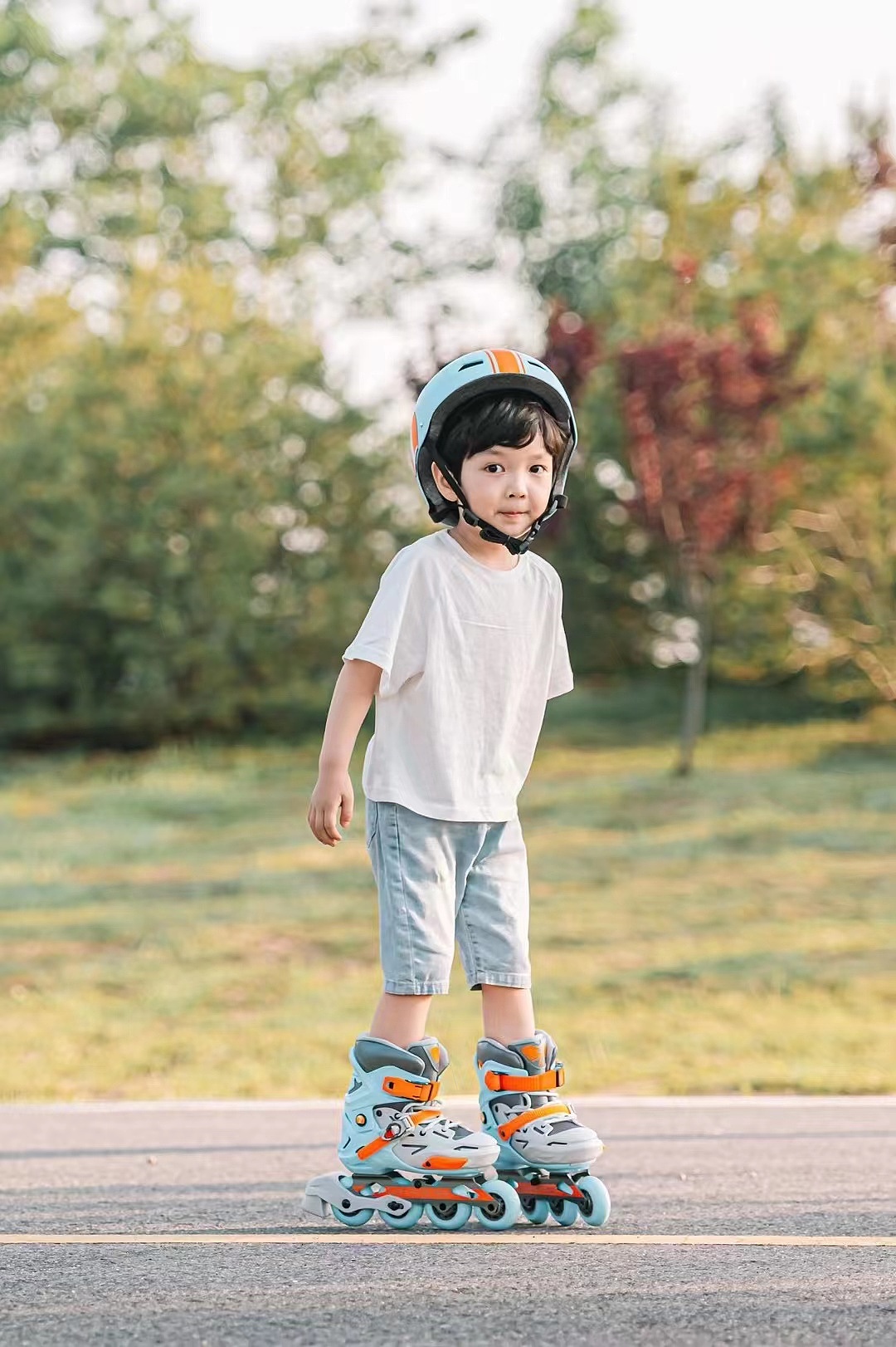 motion，healthy，Helmet，children，child，Roller skating shoes，