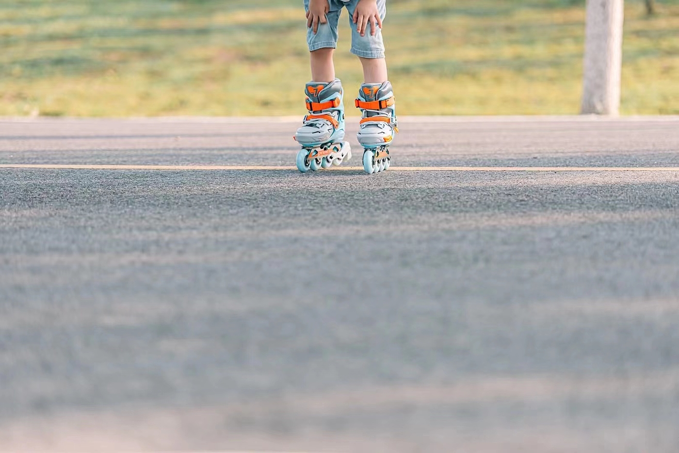 motion，healthy，Helmet，children，child，Roller skating shoes，