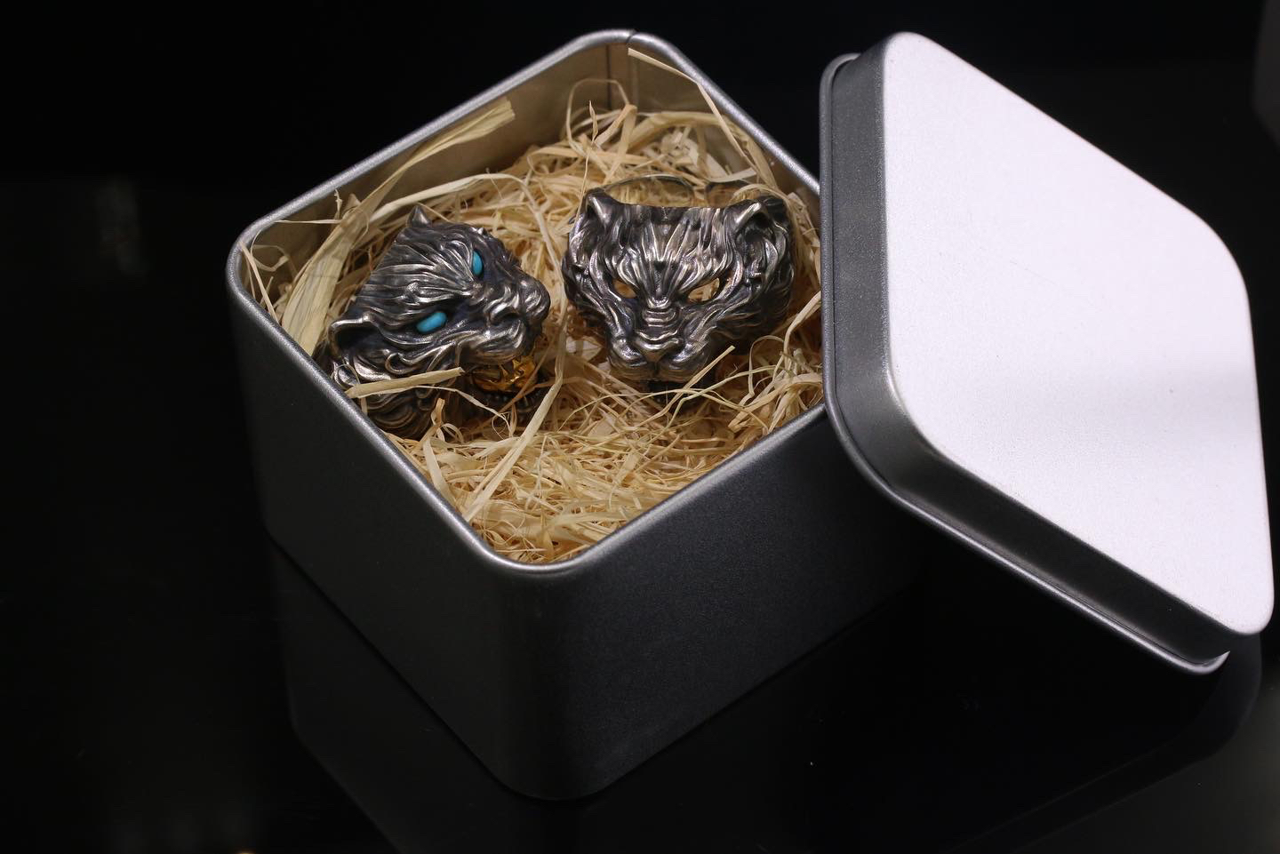 tiger，Silver ornaments，gold-plated，human skeleton，Turquoise，modeling，Render，Zbrush，