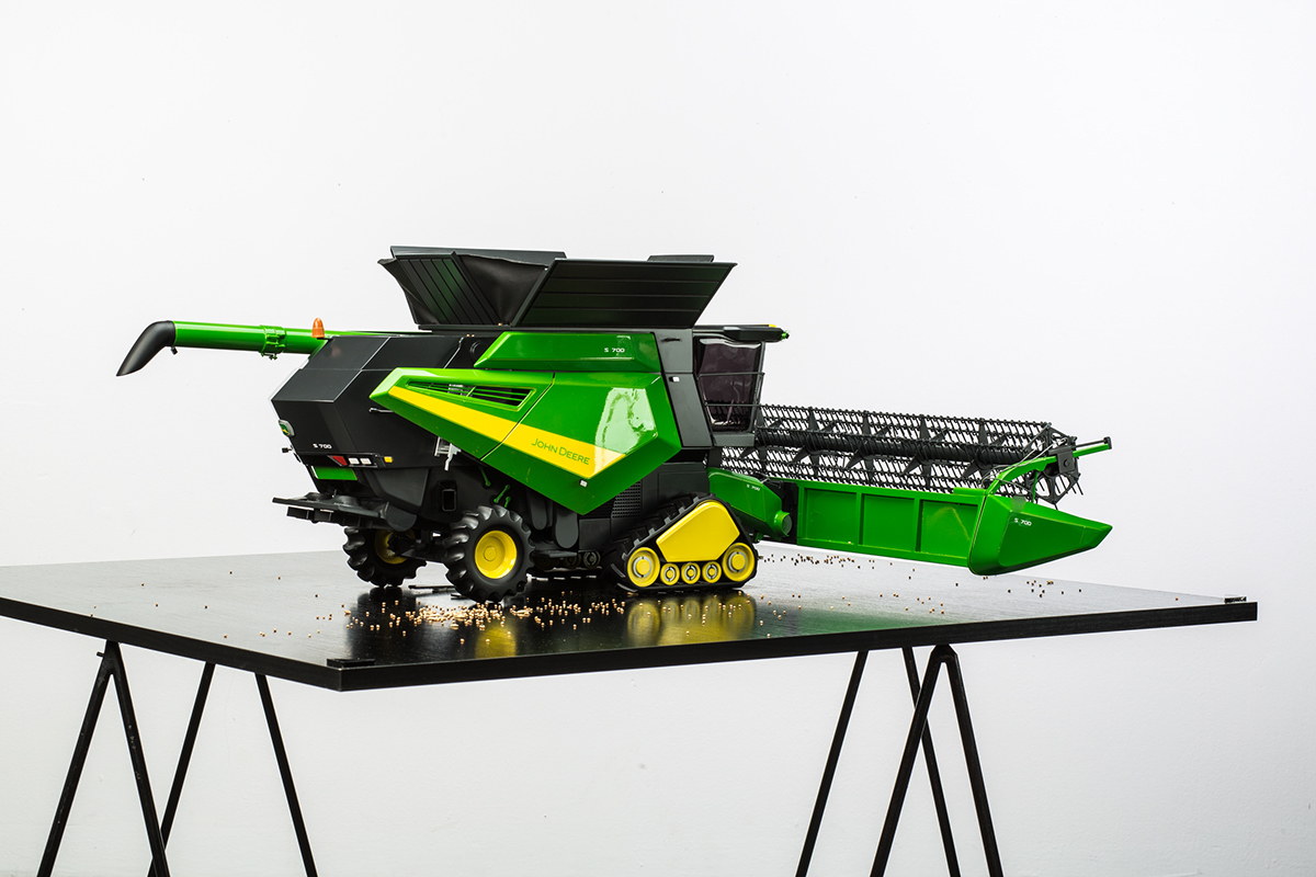 industrial design，vehicle，agricultural machinery，Harvester，