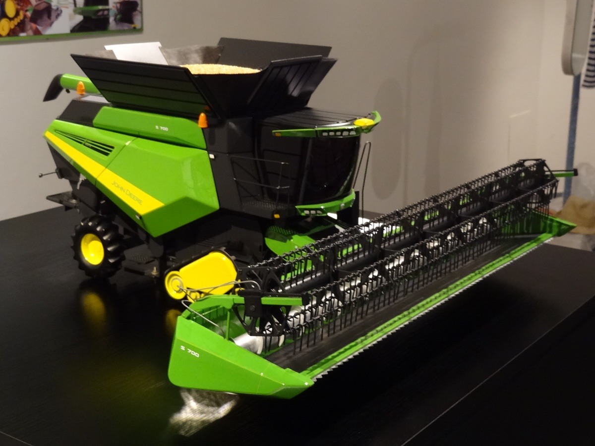 industrial design，vehicle，agricultural machinery，Harvester，