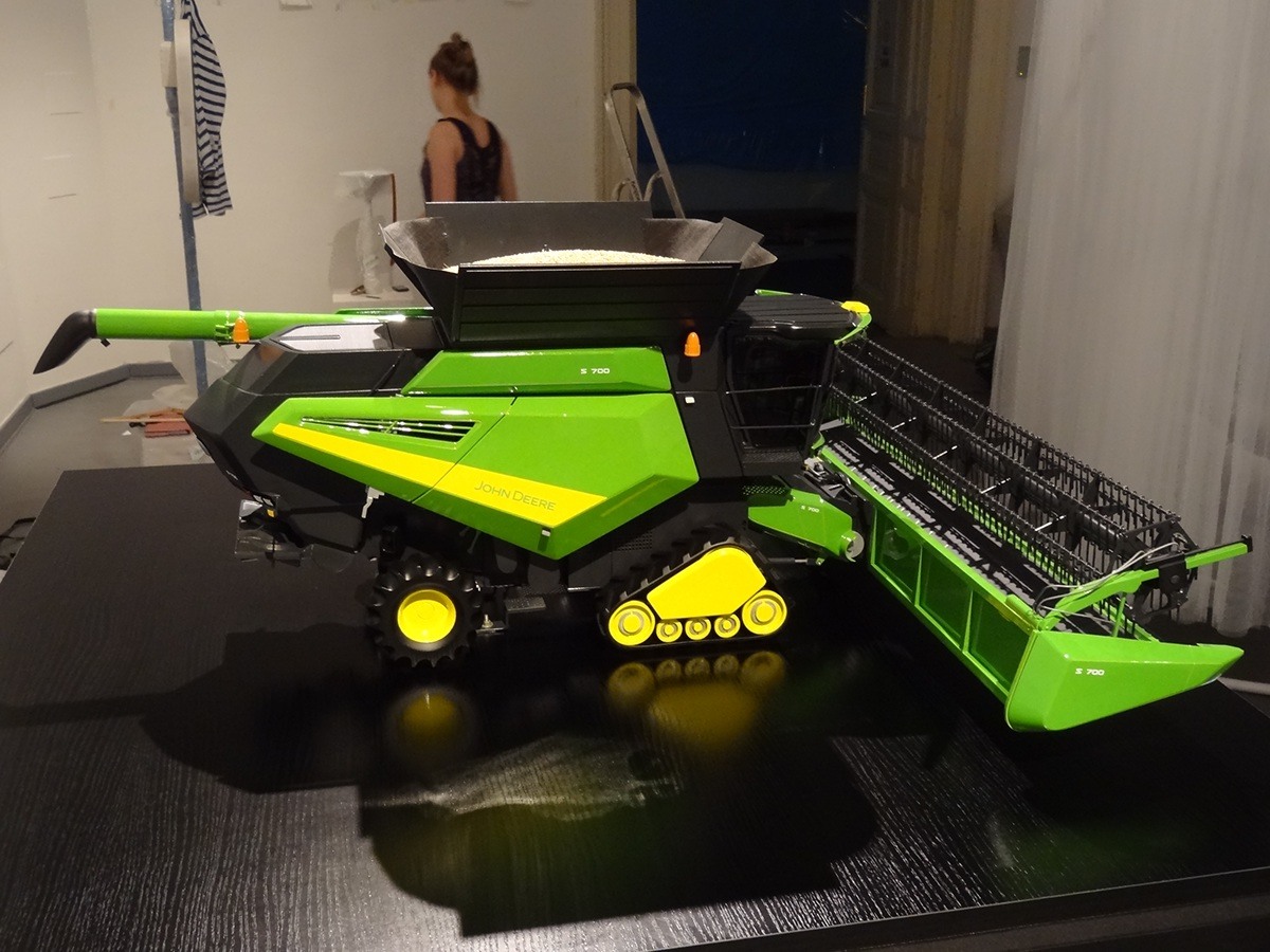 industrial design，vehicle，agricultural machinery，Harvester，