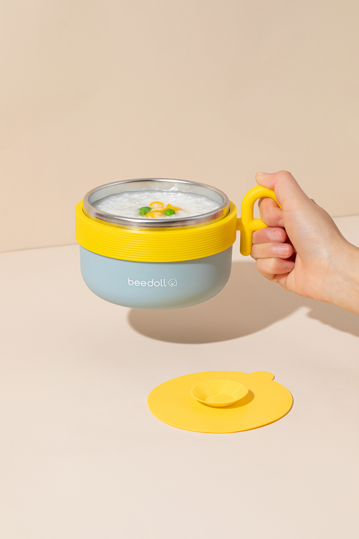 children，water flooding，Heat preservation bowl，having dinner，