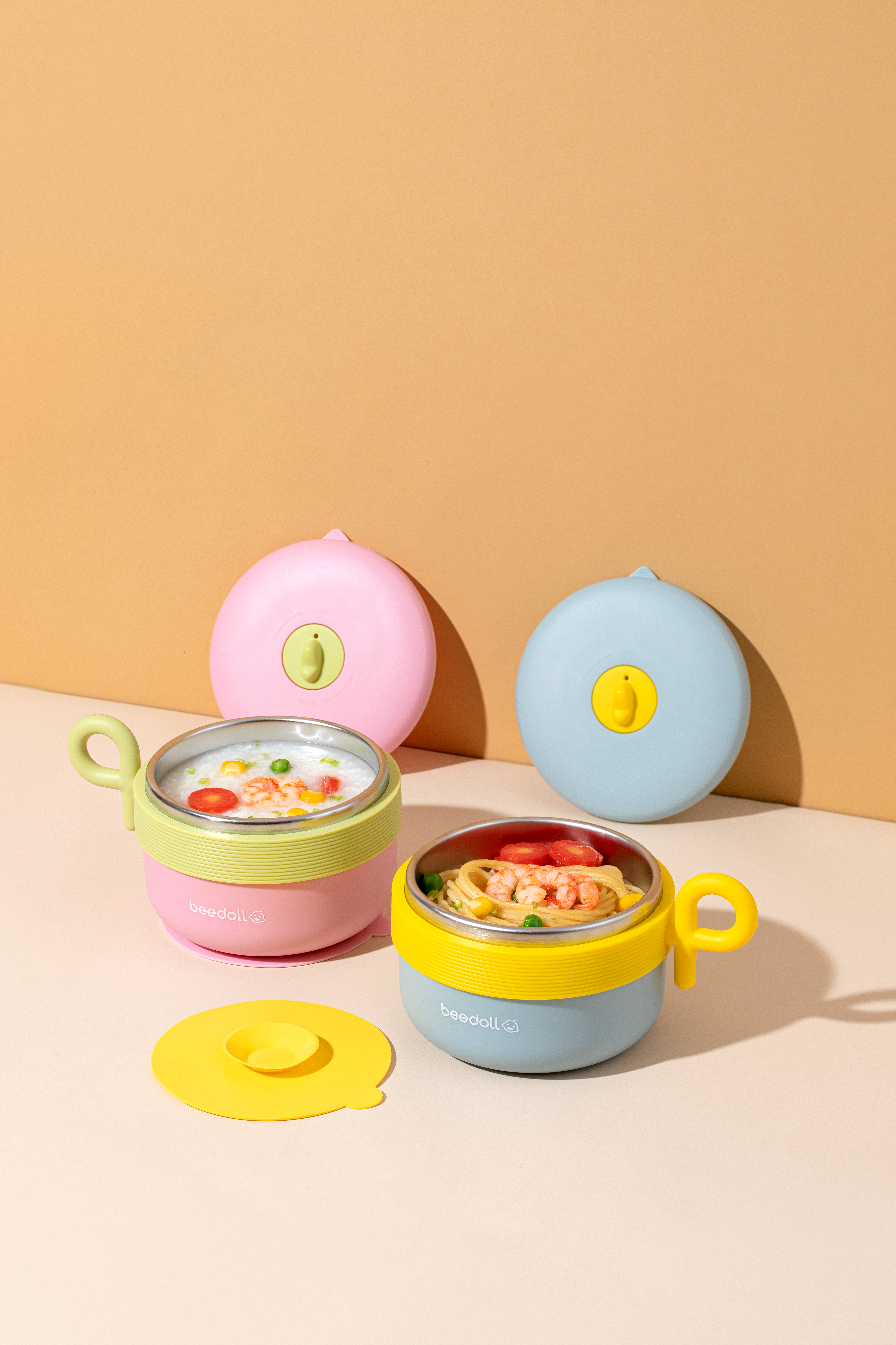 children，water flooding，Heat preservation bowl，having dinner，