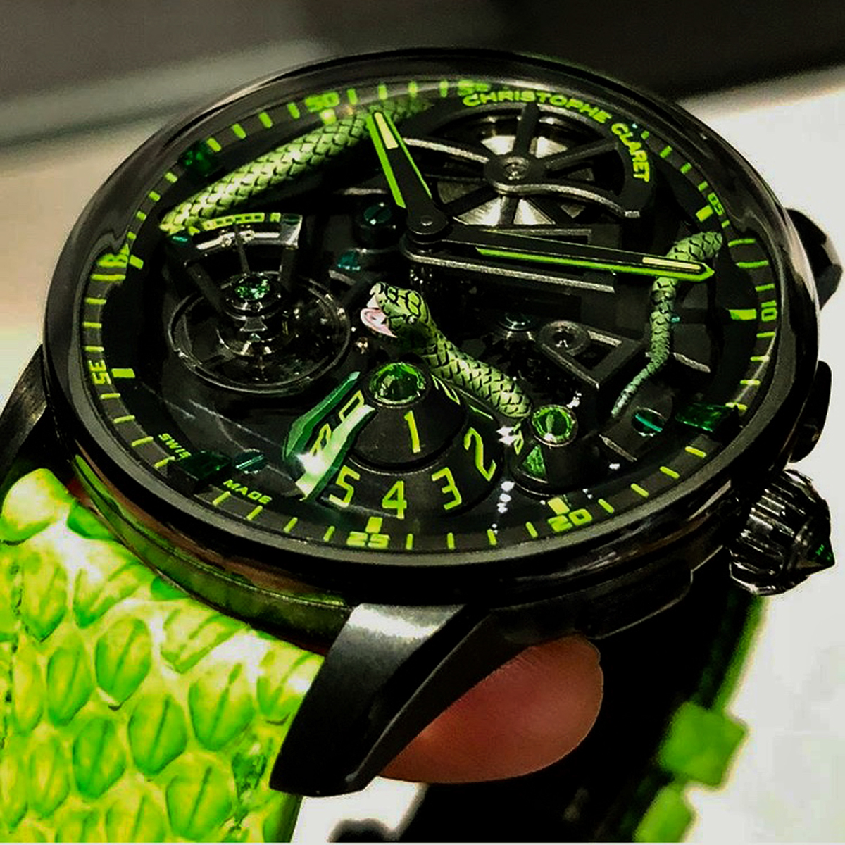 这可能是青蛇小青佩带的瑞士手表