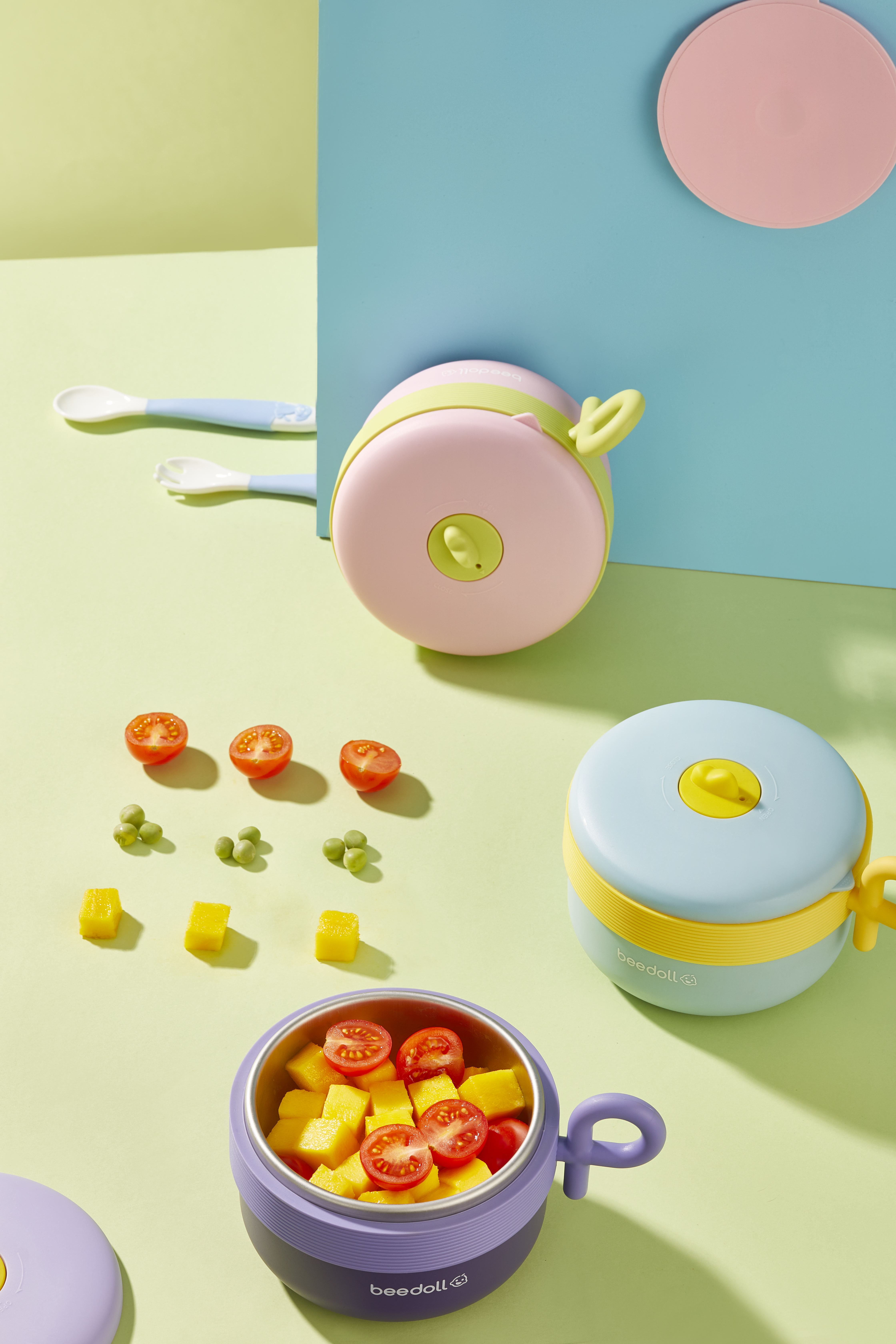 children，water flooding，Heat preservation bowl，having dinner，