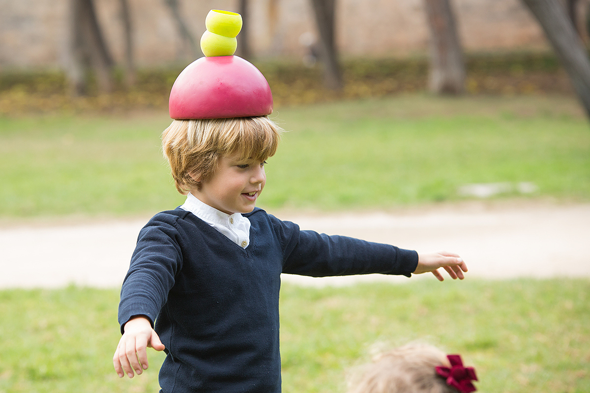 children，interaction，Toys，Hat，packing，