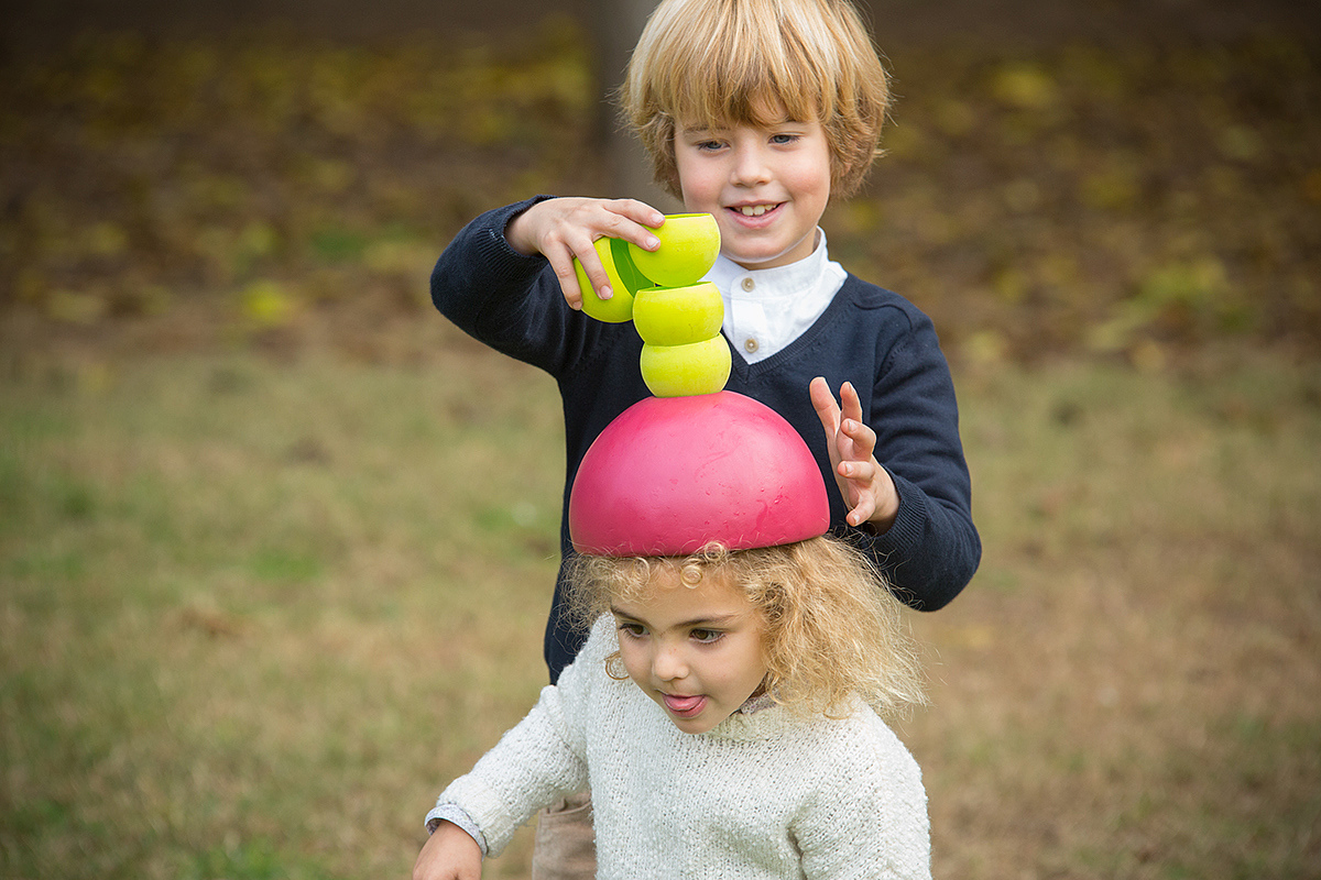 children，interaction，Toys，Hat，packing，