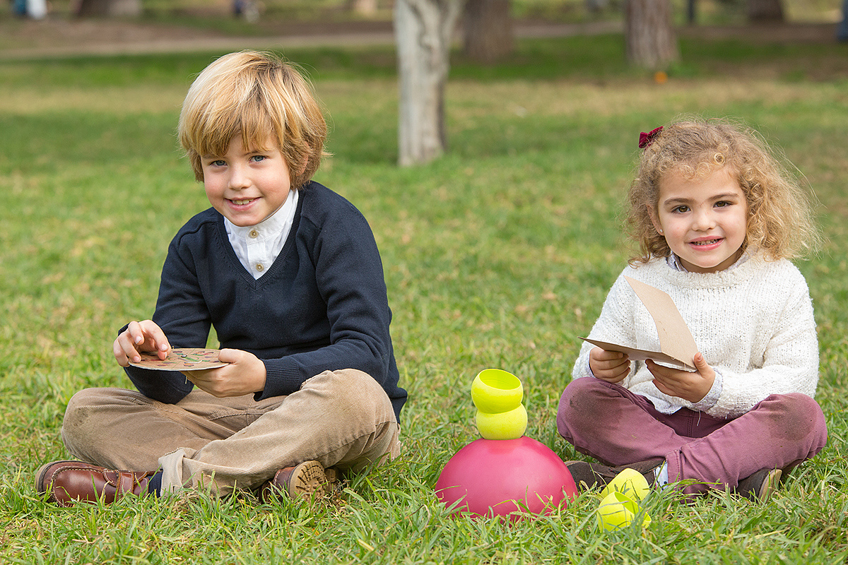 children，interaction，Toys，Hat，packing，